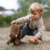 Kind beim Spielen mit dem großen Senger Naturwelt Wildschwein