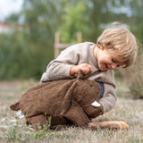 Kind spielt mit dem großen Senger Naturwelt Wildschwein im Freien