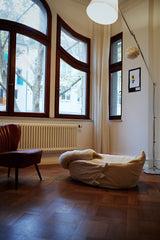 Wiegenkorb XXL Gans von Senger Naturwelt in Wohnzimmer stehend