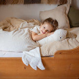 Kind liegt in Bett mit XXL Gans von Senger Naturwelt