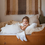 XXL Gans Senger Naturwelt mit Kind in Bett liegend