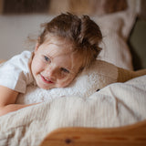 Kind legt Kopf auf Kopf der XXL-Gans von Senger Naturwelt