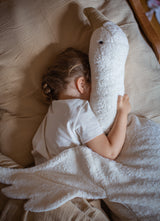 Kind schläft im Bett neben XXL-Gans von Senger Naturwelt