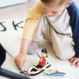 Kind am Spielen mit Kapitänin von Biegepuppen Piraten-Figuren von small foot