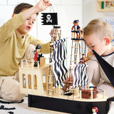 Kinder am Spielen mit Piratenschiff und Biegepuppen Piraten-Figuren von small foot