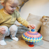 Kind spielt mit Brummkreisel Kunterbunt von small foot