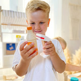 Kind scannt Produkt bei Kasse "fresh" von small foot aus Holz mit Zubehör