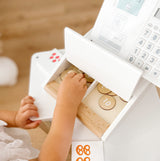 Kind am Spielen mit Kasse "fresh" von small foot aus Holz mit Zubehör