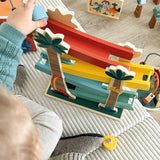 Kind spielt mit Kugelbahn Dino von small foot