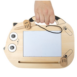 Magnetische Zaubertafel Katze von small foot in Hand gehalten