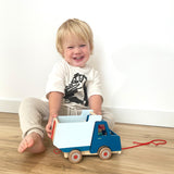 Kind mit Nachzieh Fahrtzeug Kipplaster von small foot