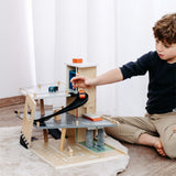 Kind spielt mit Parkaus Rallye von small foot