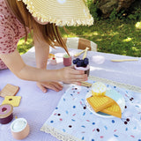 Kind draußen mit Picknickkorb tasty von small foot