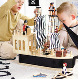 Kinder mit Piratenschiff aus Holz von small foot mit Zubehör