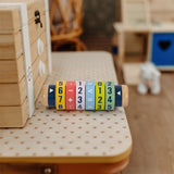 Rechenrolle Kleines 1x1 "Educate" von small foot auf Tisch liegend