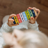 Kind am Spielen mit Rechenrolle Kleines 1x1 "Educate" von small foot