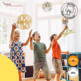 Kinder am Spielen mit Binabo Konstruktionsspielzeug von TicToys bestehend aus 60 bunten Chips