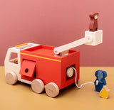 Trixie Feuerwehrauto aus Holz mit Tieren in Schrägansicht