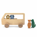 Trixie Holzbus mit Tieren im Bus und außerhalb des Busses