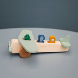 Holzflugzeug von Trixie mit 3 Tieren auf Tisch