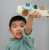 Kind mit Holzflugzeug von Trixie mit 3 Tieren