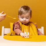 Kind mit Lätzchen Mr. Lion von Trixie