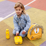 Kind mit Rucksack, Trinkflasche und Lunchbox Mr. Lion von Trixie
