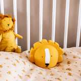 Nachtlicht Mr. Lion von Trixie auf Bett stehend