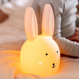 Leuchtendes Nachtlicht Mrs. Rabbit von Trixie mit Kind im Hintergrund