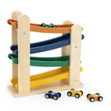 Seitenansicht von Rennbahn aus Holz von Trixie mit vier farbigen Autos