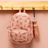 Kinderrucksack Charming Cat und Mrs. Cat Trinkflasche von Trixie an Garderobe hängend
