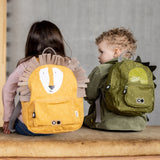 Kind mit kleinem Rucksack Mr. Dino von Trixie