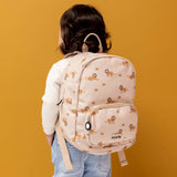 Kind mit Kinderrucksack Lively Lion von Trixie