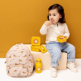 Kind mit Kinderrucksack Lively Lion von Trixie und Mr. Lion Trinkflasche und Lunchbox