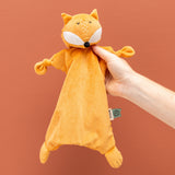 Schmusetuch Mr. Fox von Trixie in Hand gehalten