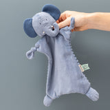 Schmusetuch Mrs. Elephant von Trixie in Hand gehalten