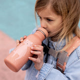 Kind mit großer Trinkflasche Mrs. Cat von Trixie