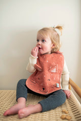 Trixie Lätzchen Mrs. Cat aus Bio-Baumwolle_in Anwendung