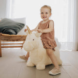 Hüpftier Einhorn von Wild & Soft_mit Kind_01