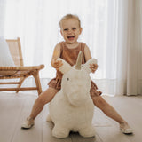 Hüpftier Einhorn von Wild & Soft_mit Kind_03