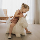 Hüpftier Einhorn von Wild & Soft_mit Kind_04