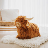 Wild & Soft Bouncy Highland Cow_im Raum