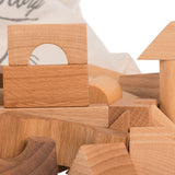 Ausschnitt von 100 Bauklötzen aus Naturholz in Naturfarben in Baumwollsack von Wooden Story