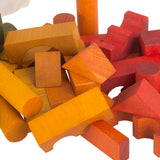 Ausschnitt von Bauklötzen aus Naturholz in Regenbogen-Farben von Wooden Story