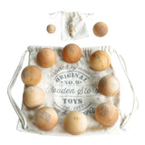 Boule Kugeln aus FSC-zertifiziertem Massivholz von Wooden Story auf Baumwollbeutel liegend