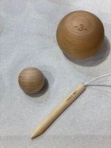 Detailansicht mit Holzmarker und Kugeln von Boule Spiel aus FSC-zertifiziertem Massivholz von Wooden Story