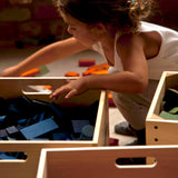 Kind am Spielen mit Holz-Bauklötzen von Wooden Story