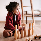Kind mit Wooden Story Bowling Set Vintage Nature