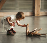 Wooden Story Bowling Set_Vintage Nature_Kind stellt Kegel auf02