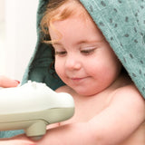 Flot Badespielzeug mit Spritzfunktion "Nilpferd Kaba" von OPPI_Kind mit Nilpferd Kaba